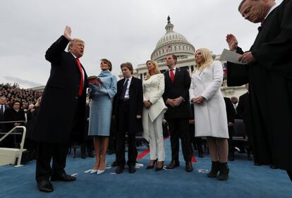 Donald Trump jura su cargo ante el presidente de la Corte Suprema, John Roberts, con la presencia de su esposa, Melania, y sus hijos Barron, Ivanka, Donald y Tiffany.