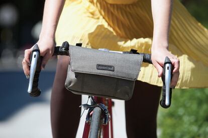 Un bicimensajero de San Francisco fundó en 1989 la firma de bolsas para ciclistas Timbuk2. El primer diseño fue un modelo recio y duradero diseñado para sus colegas de profesión. La compañía cumple en 2014 sus 25 años y lo celebra con una colección especial de aire retro, entre cuyas piezas se encuentra el bolso Colby (en la fotografía), un modelo fácilmente acoplable al manillar de la bicicleta, con firmes cierres de velcro y tiras reflectantes para mejorar la visibilidad de noche. Estará disponible a partir de febrero de 2014. 36 euros. www.timbuk2.com.