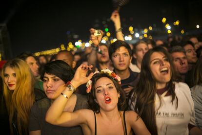 Més enllà dels grans, i gairebé invencibles, noms que van trepitjar la sorra del Fòrum dijous passat, va haver-hi d'altres que es van reforçar i alguns que es van descobrir. La libanesa Yasmine Hamdan en va ser una, exquisida i valenta teixidora d'un so que oscil·la entre el folk, l'electrònica o els ritmes indis i africans. A més d'un se li va obrir la boca.