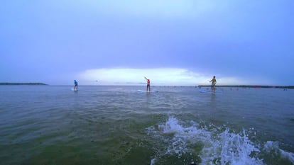 El presidente de Amigos del Mar, Pedro Salazar (a la derecha), entrena a los niños de Tierra Bomba en el surf de remo o Stand Up Paddleboarding (SUP). A finales de 2017, fue galardonado con el Premio Acord al Forjador de Deportistas por la Gobernación de Bolivar y los periodistas deportivos.