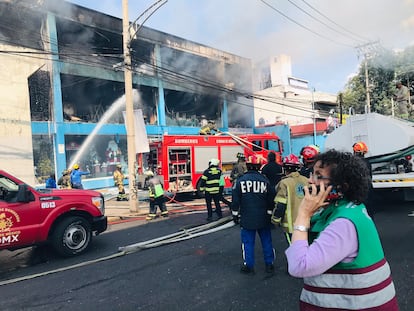Bomberos y personal de la secretaría de Gestión Integral de Riesgos, trabajan para sofocar el incendio en una tienda en el sur de Ciudad de México, este miércoles.