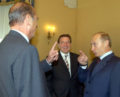 En el marco de la Asamblea General de la ONU de 2007, el primer ministro de Alemania, Gerhard Schröder, mira como el presidente de Francia, Jacques Chirac, bromea con Putin.