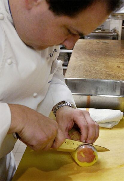 Preparación de una ración de <i>foie</i> en un restaurante de Chicago.