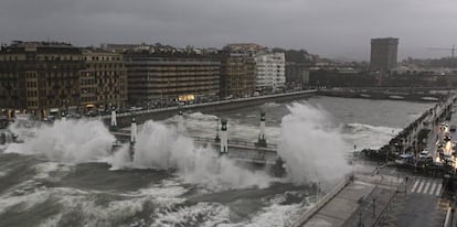 Grandes olas rompen contra el puente del Kursaal de la capital donostiarra. 