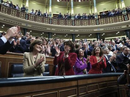 Spanish Prime Minister Pedro Sánchez celebrates the successful investiture bid on Tuesday in Congress.