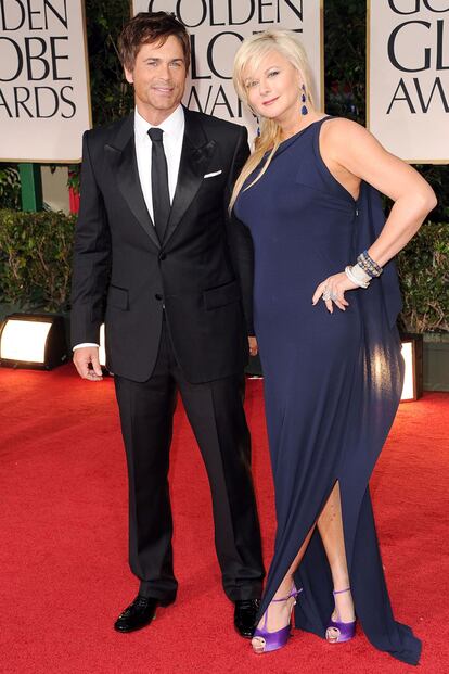 Rob Lowe y Sheryll Berkoff, de azul marino. 