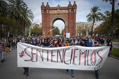 Manifestantes independentistas durante la protesta por la visita del rey Felipe VI y el presidente del Gobierno, Pedro Sánchez, este viernes en Barcelona.