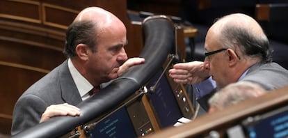 Guindos (Economía) y Montoro (Hacienda), en el Congreso.