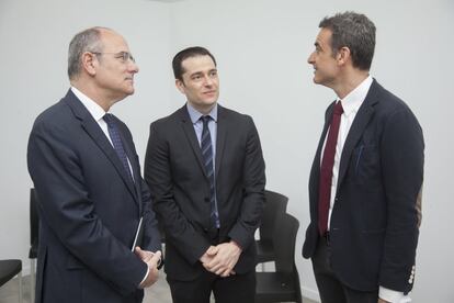 Jaume Duch, director General de comunicación y portavoz del Parlamento Europeo; David Alandete, director adjunto de ELPAÍS y Massimo Russo, director general del área digital de La Repubblica, en el foro 'Fake News' celebrado en el Círculo de Bellas Artes.