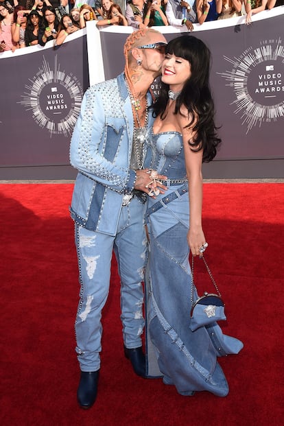 Katy Perry y Riff Raff. Los homenajes a aquel estilismo vaquero que, por cierto, fue idea de Britney, no han dejado de sucederse en pasarelas y alfombras rojas. La más fehaciente reinterpretación fue la que encarnaron Katy Perry y Riff Raff en los MTV Video Music Awards de 2014. Atelier Versace firmó los diseños de ambos.