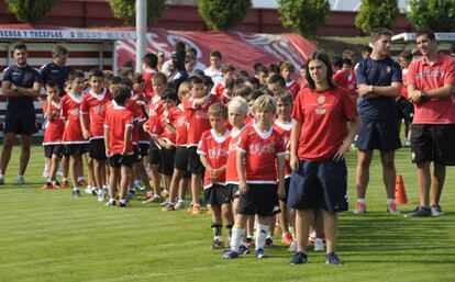 Los chicos del campus de verano del Sporting en los campos de entrenamiento de Mareo