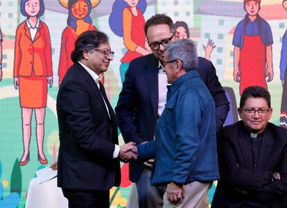 El presidente de Colombia, Gustavo Petro saluda a 'Pablo Beltrán', jefe negociador del Ejército de Liberación Nacional (ELN), el 3 de agosto de 2023.