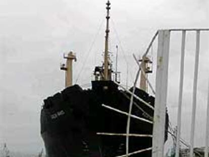 El buque <b></b><i>African Warrior, </i><b>atracado ayer en Santander.</b>