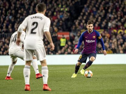 Leo Messi, ante Casemiro y Carvajal, en el clásico de Copa de febrero en el Camp Nou.