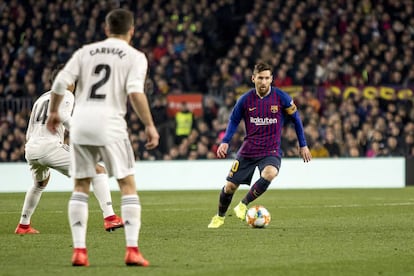 Leo Messi, ante Casemiro y Carvajal, en el clásico de Copa de febrero en el Camp Nou.