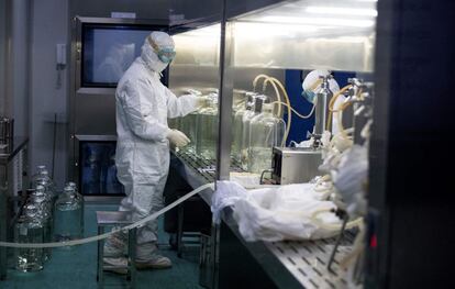 Un investigador trabaja en un laboratorio de la compañía Yisheng Biopharma en Shenyang (China).