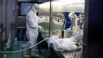 Un investigador trabaja en un laboratorio de la compañía Yisheng Biopharma en Shenyang (China), en noviembre de 2022.