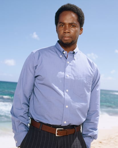 HAROLD PERRINEAU (fotografiado en 2004) – En la isla, Michael tuvo que aprender a sobrevivir y también a ser padre. El accidente le sorprendió cuando acababa de retomar el contacto con su hijo Walt, un niño que apenas conocía y por cuyo amor acabó cometiendo actos que le convirtieron en uno de los miembros más odiados del elenco original.