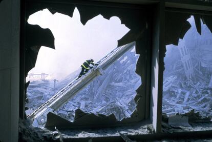 Un bombero trabaja en los escombros de una de las torres gemelas del World Trade Center el día después de los atentados del 11 de septiembre. La imagen está obtenida del vídeo realizado por el fotógrafo de National Geographic Channels International, Steve McCurry.