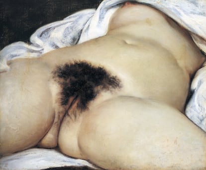 Hace 153 años Gustave Courbet pintó un cuadro que rompió todos los convencionalismos del desnudo femenino en el arte: en <em>El origen del mundo</em> no había una pose lejana y una belleza idealizada, no, sino un primer plano imponente del sexo de una mujer. Lo más curioso no es que esta estampa escandalizase hace 153 años, sino que redes sociales como Facebook han seguido censurándola en el siglo XXI. Por cierto, otra historia curiosa es la de su nacimiento: a Courbet le encargó esta pintura <a href="https://elpais.com/elpais/2019/06/14/icon_design/1560524240_264017.html" target="_blank">un diplomático turco un poco picantón que colgó este cuadro en su casa</a> tapado por una cortina que solo enseñaba a unas cuantas escandalizadas visitas. Lo que para un hombre era porno se convirtió en un clásico del arte para el resto de la humanidad.