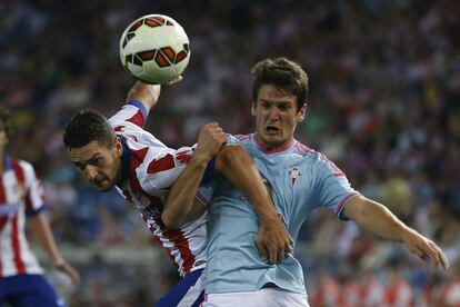 Koke del Atl&eacute;tico y Radoja del Celta se disputan un bal&oacute;n.