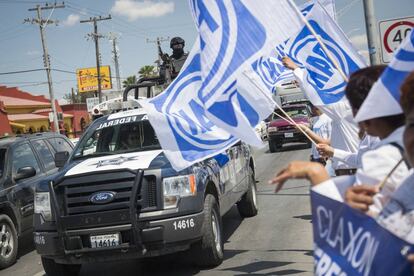 Una patrulla de la Polic&iacute;a Federal junto a simpatizantes del PAN. 