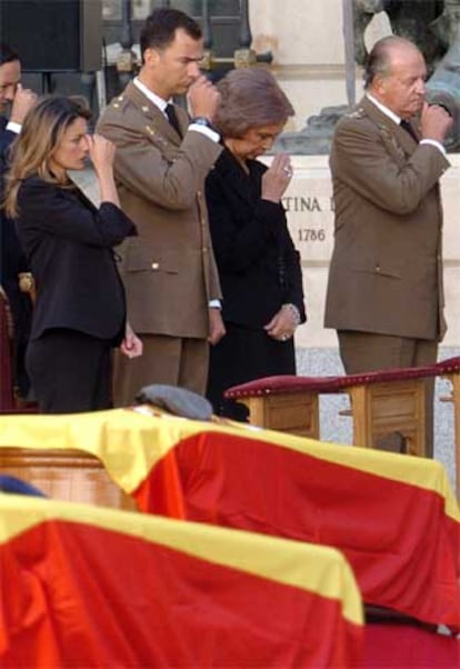 Los Reyes y los Príncipes de Asturias, al inicio del funeral de Estado que se celebra esta mañana en Madrid.