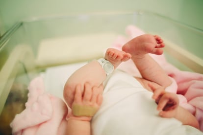 Un bebé en una maternidad de un hospital.