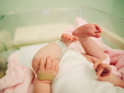Un bebé en una maternidad de un hospital.