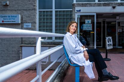 Paz González, pediatra de atención primaria, frente al centro de salud Barrio del Pilar, en Madrid, el 9 de junio.