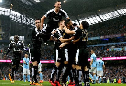 Los jugadores del Leicester celebran un gol al City.