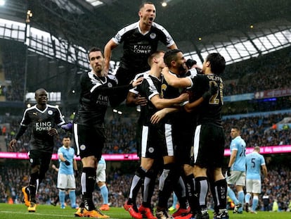 Los jugadores del Leicester celebran un gol al City.