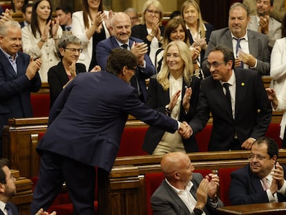 Salvador Illa saluda a Josep Rull, el lunes, durante el pleno para elegir presidente del Parlament.