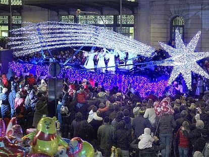 Los Reyes Magos llegan con ilusión y con menos regalos por la crisis