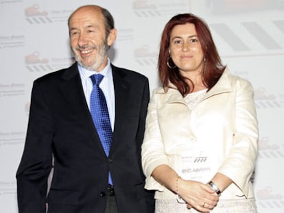 Elsa Granda, junto al ministro de Interior, Alfredo Pérez Rubalcaba, en la Casa de América de Madrid.