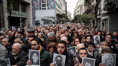 Personas en una conmemoración por las víctimas del atentado, en Buenos Aires (Argentina), en julio de 2019.