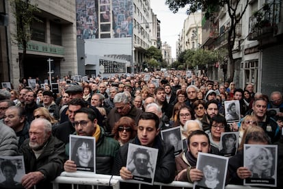 Personas en una conmemoración por las víctimas del atentado, en Buenos Aires (Argentina), en julio de 2019.