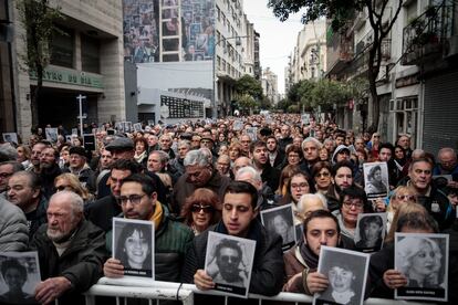 Personas en una conmemoración por las víctimas del atentado, en Buenos Aires (Argentina), en julio de 2019.