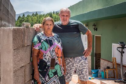 Julia Marrero y Miguel Pérez, en su casa de Candelaria, cerca de donde empezó el incendio.