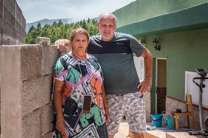 Julia Marrero y Miguel Pérez, en su casa de Candelaria, cerca de donde empezó el incendio.