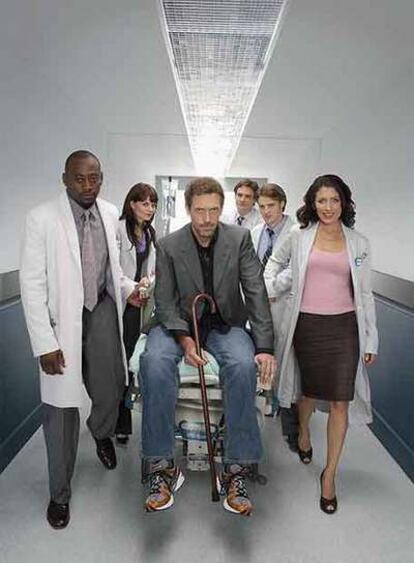 Gregory House, escoltado por su equipo médico.