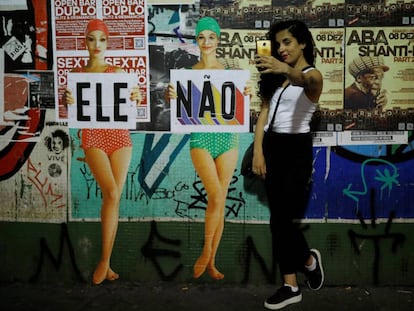 Una mujer se toma un selfie junto a un cartel de rechazo a Bolsonaro, el 29 de septiembre en São Paulo.
