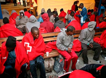 Las 52 personas de origen subsahariano fueron atendidos por miembros de la Cruz Roja en el puerto de los Cristianos.