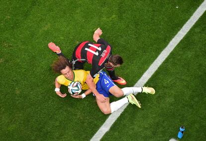 El jugador brasileño David Luiz (i) y el alemán Miroslav Klose luchan por el balón.