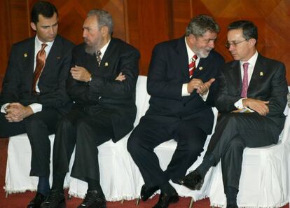 15 de enero de 2003. De izquierda a derecha, el príncipe Felipe, el expresidente cubano Fidel Castro, el expresidente brasileño Luis Ignacio Lula da Silva y el expresidente de Colombia Álvaro Uribe.