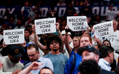 Aficionados de los Mavs hacen sentir a Doncic como en casa.