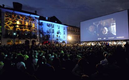 Público del Festival de Locarno convocado en la Piazza Grande de la localidad suiza