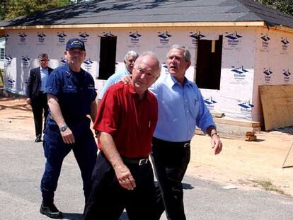 El presidente estadounidense George W. Bush visita una casa en construcción en Biloxi, Mississippi, durante su visita de ayer a la costa del golfo, en el aniversario del paso del Katrina por la zona.