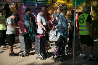 Reparto de alimentos en Aluche (Madrid), el día 20.