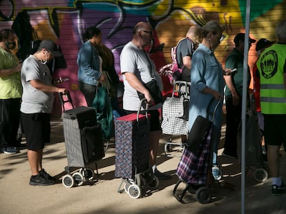 Reparto de alimentos en Aluche (Madrid), el día 20.